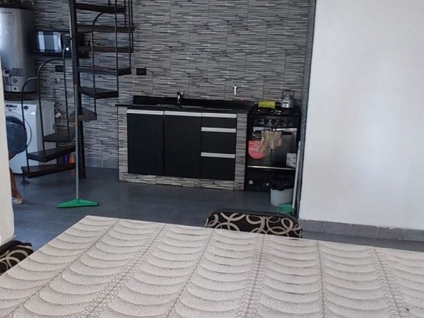 Departamento en planta alta con monoambiente