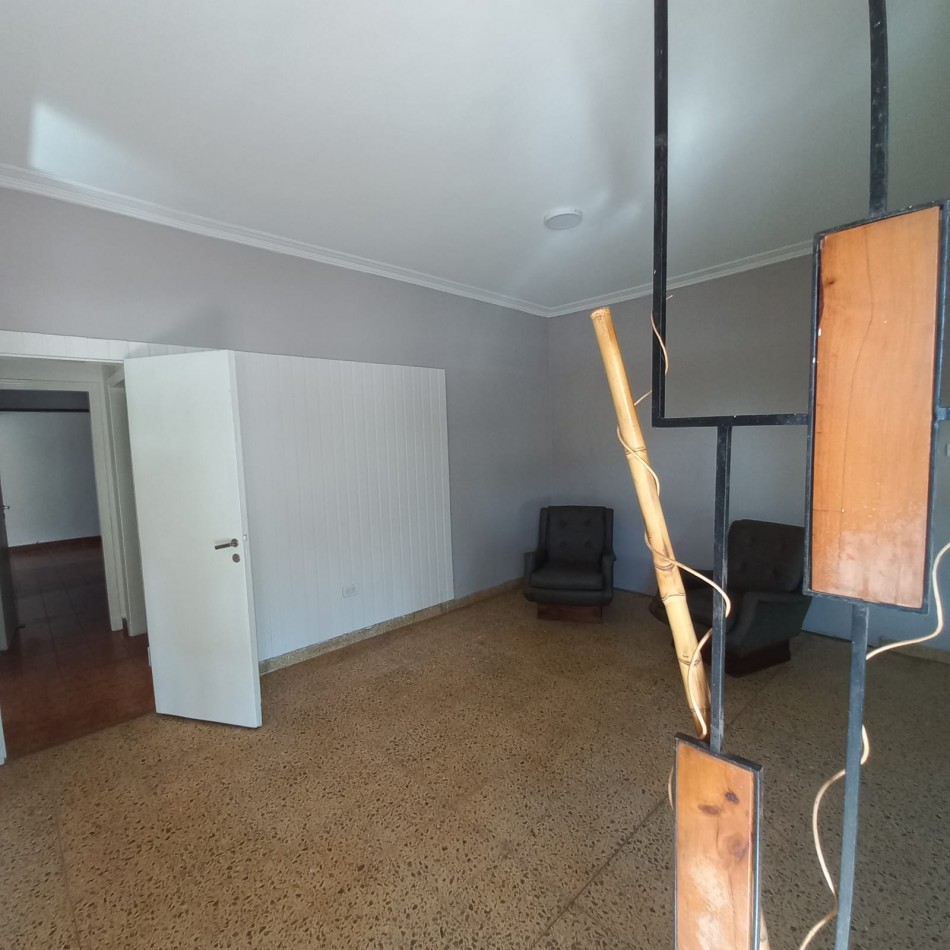 Chalet  de 4 ambientes  excelente estado