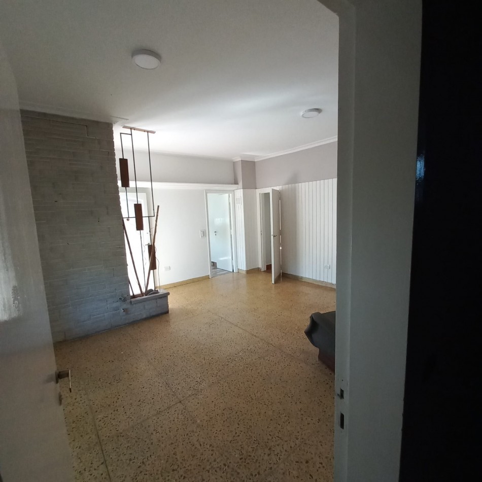 Chalet  de 4 ambientes  excelente estado